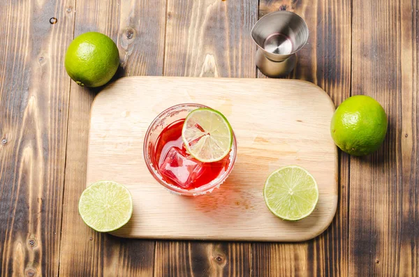 Ahşap bir masada kokteyl hazırlıyorum. İçkiyi bardakta buzla karıştırmak. Üst görünüm