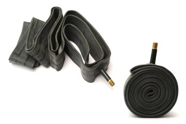 Beyaz arka planda bisiklet iç tübü