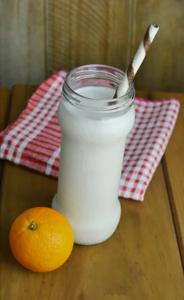 Sarapan susu dan buah — Stok Foto