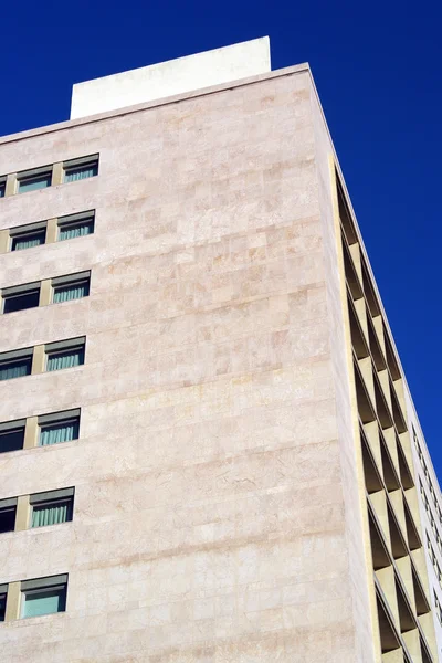 Современное здание, Лиссабон, Португалия — стоковое фото
