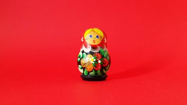 Kırmızı arka plan ile el yapımı Rus bebek