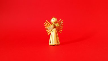 Kırmızı arka plan ile saman melek