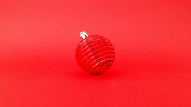 Kırmızı Noel top ve kırmızı bir arka plan