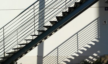 Nati bulunan bir binanın geometrik merdiven detay