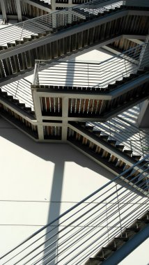 Nati bulunan bir binanın geometrik merdiven detay