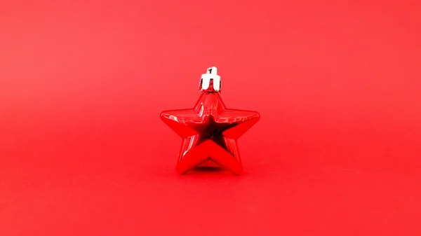 Czerwony Boże Narodzenie gwiazda na czerwonym tle — Zdjęcie stockowe