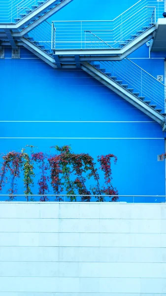 Détail des escaliers géométriques d'un bâtiment situé à la Nati — Photo