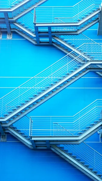 Detail der geometrischen Treppe eines Gebäudes, das sich in der Natur befindet Stockfoto