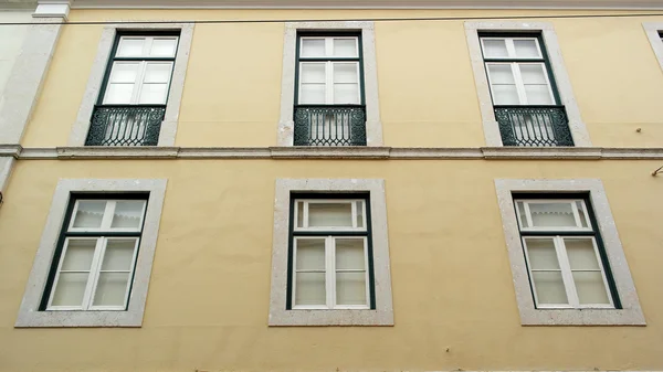 Detalj av några fönster, Lissabon, Portugal — Stockfoto