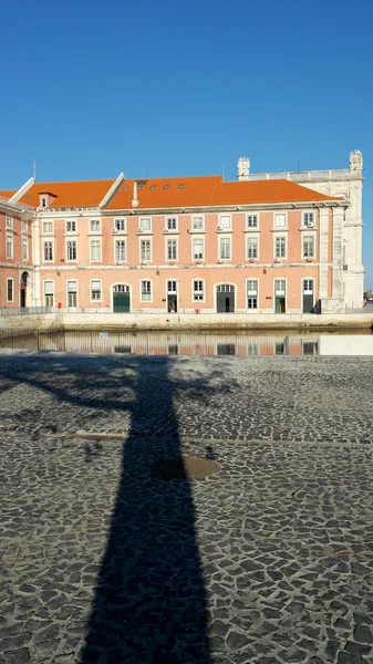 Edifício perto do rio Tejo, Lisboa, Portugal — Fotografia de Stock