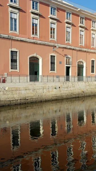 Edificio cerca del río Tajo, Lisboa, Portugal —  Fotos de Stock