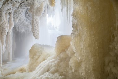 Buz Mağarası ışığında