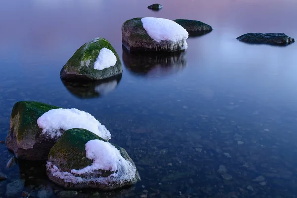 Pedras cobertas de neve — Fotografia de Stock