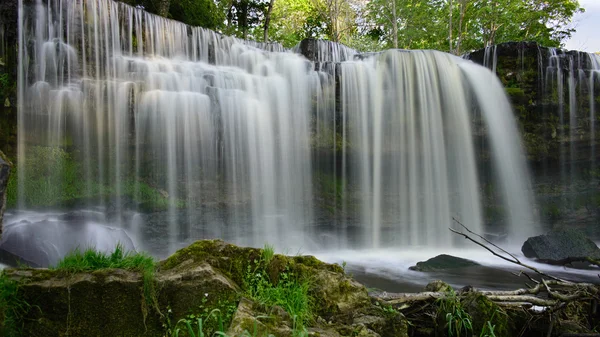 Keila-joa wasserfall im frühling — Stockfoto