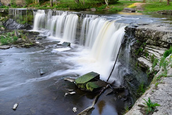 Keila-Joa-Wasserfall im Frühling — Stockfoto