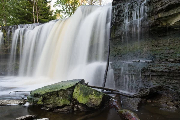 Keila-Joa-Wasserfall im Frühling — Stockfoto