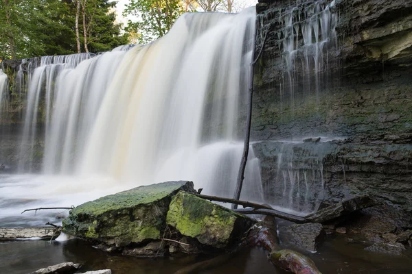 Keila-Joa waterval in het voorjaar — Stockfoto