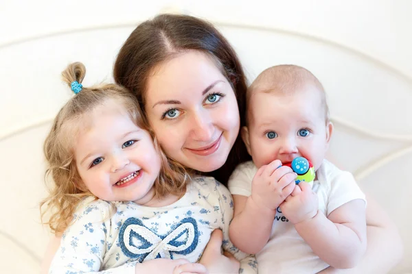 Familia feliz madre con hijos Imágenes de stock libres de derechos
