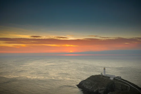 日没、サウス スタック、アングルシー島、北ウェールズの灯台 — ストック写真