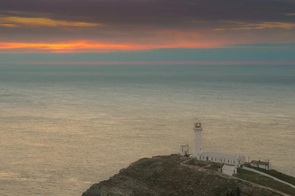 Vuurtoren bij zonsondergang, Zuid-Stack, Anglesey in Noord-Wales — Stockfoto