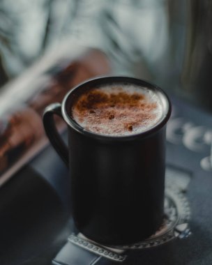 Dergideki bir fincan sahlep 'in yakın plan görüntüsü..