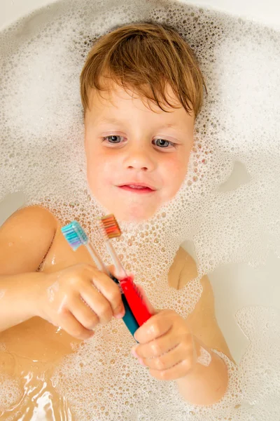 Le petit garçon se baigne dans une salle de bain — Photo