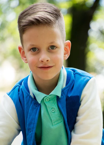 Encantador niño casual con corte de pelo de moda — Foto de Stock