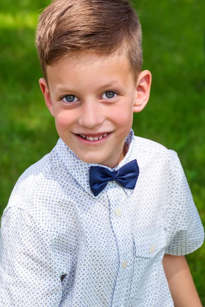 Lindo niño con estilo en estilo clásico en el parque — Foto de Stock