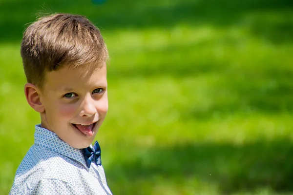 Kleiner Junge zeigt Zunge — Stockfoto