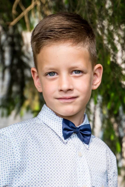 Lindo niño con estilo en estilo clásico en el parque — Foto de Stock