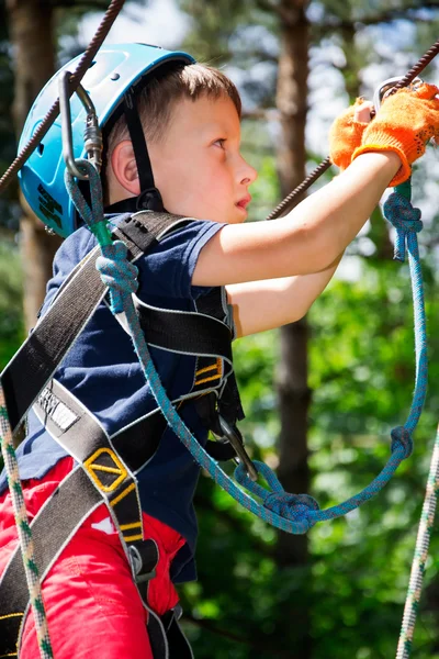 Vijf jaar jongen op touw-weg in bos — Stockfoto