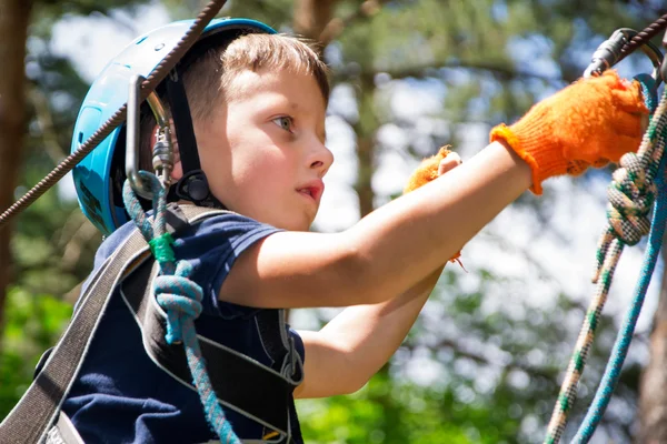 Vijf jaar jongen op touw-weg in bos — Stockfoto