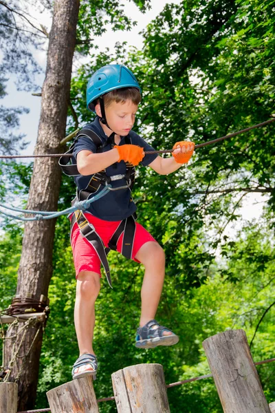 Vijf jaar jongen op touw-weg in bos — Stockfoto