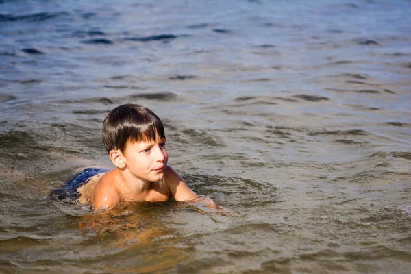Мальчик любит плавать в реке . — стоковое фото