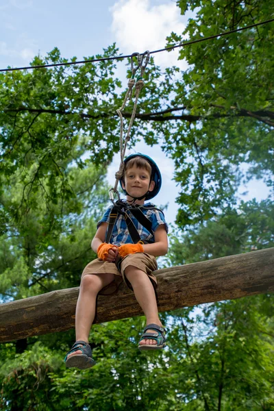 Vijf jaar jongen op touw-weg in park — Stockfoto
