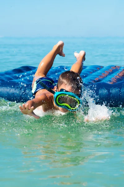 Menino se divertindo no mar — Fotografia de Stock