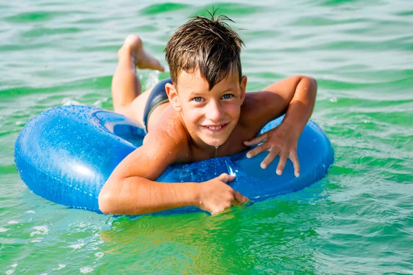 Garçon sur un anneau de natation — Photo