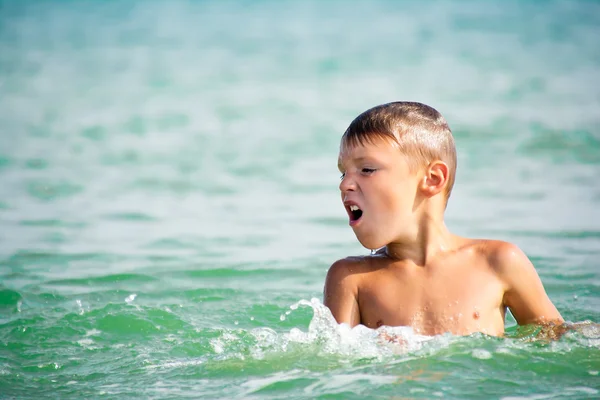Jongen die voortkomen uit het zeewater — Stockfoto