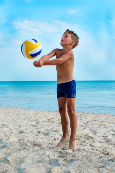 LAZURNOE, UCRANIA - 01 de septiembre 2016: Kid jugar voleibol en una playa de mar en 01 de septiembre 2016 en Lazurnoe, Ucrania . — Foto de Stock