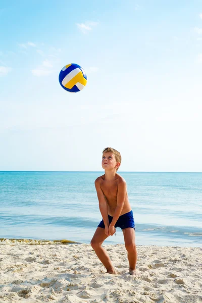 Kinder spielen Volleyball am Strand des Meeres — Stockfoto