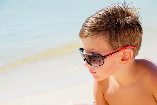Unga glada trendiga med solglasögon — Stockfoto