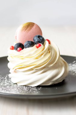 Yaban mersinli ve mini makarnalı Meringue pastası.