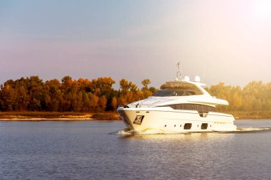 Dniepr Nehri 'nde hareket halindeki beyaz lüks yatın yakın çekimi.