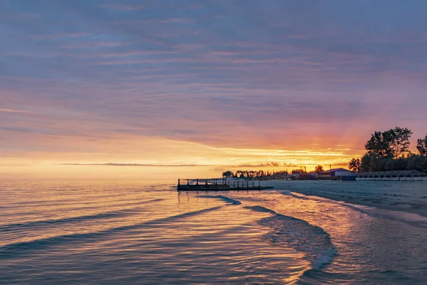 Gyönyörű napfelkelte a régi tengeri mólón — Stock Fotó