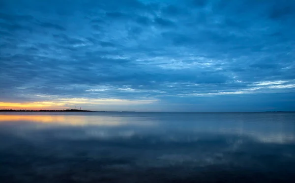 Восход солнца на побережье морской бухты — стоковое фото
