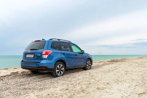 Lazurne, Ucrania - 31 de mayo de 2021: Subaru Forester en la playa de arena —  Fotos de Stock
