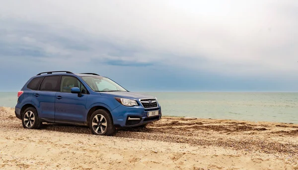 Lazurne, Ucrania - 31 de mayo de 2021: Subaru Forester en la playa de arena —  Fotos de Stock