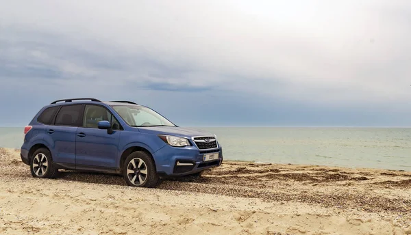 Lazurne, Ukraina - 31 maja 2021: Subaru Forester na plaży piaskowej Obraz Stockowy