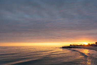 Eski iskelede güzel bir gün doğumu