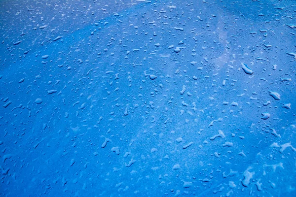 Gotas de água azul na textura de fundo azul — Fotografia de Stock